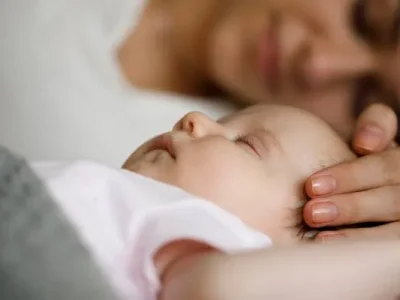 علل بی‌خوابی نوزاد و راهکارهای عملی برای خواب راحت