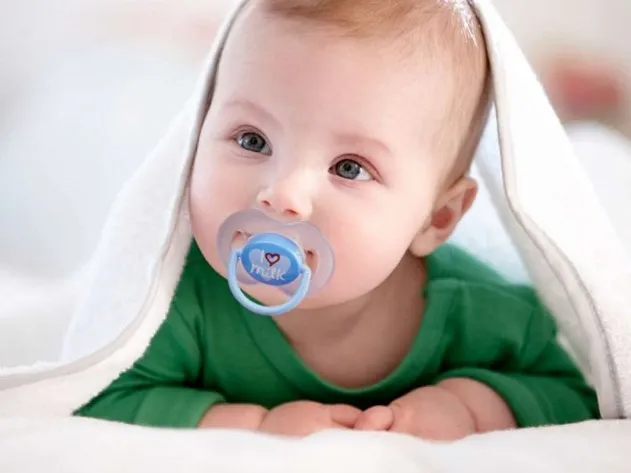 چه زمانی کودک خود را از پستانک جدا کنید؟