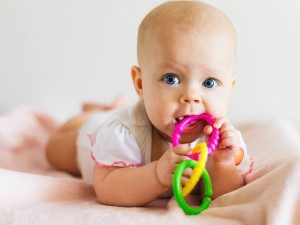 اسباب بازی مناسب برای نوزاد سه ماهه