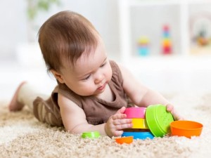 اسباب بازی مناسب برای نوزاد پنج ماهه