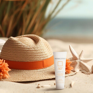 فلوئید ضدآفتاب بی‌رنگ درماتیپیک +SPF50 مدل SFM، مناسب پوست‌های چرب، حجم 50 میلی‌لیتر