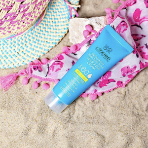 کرم ضدآفتاب رنگی سینره +SPF60 مدل 8411، مناسب پوست‌های چرب، حجم 50 میلی‌لیتر
