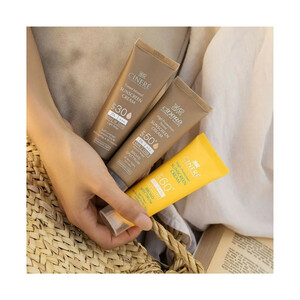 کرم ضدآفتاب رنگی سینره SPF50 مدل Broad Spectrum مناسب انواع پوست، حجم 50 میلی‌لیتر