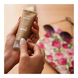 کرم ضدآفتاب رنگی سینره SPF50 مدل Broad Spectrum مناسب انواع پوست، حجم 50 میلی‌لیتر