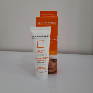 کرم ضدآفتاب بی‌رنگ دست صورت و بدن درماتیپیک SPF 50 مدل هیدرا محافظ UVA/UVB مناسب برای پوست خشک حجم ۵۰ میلی‌لیتر