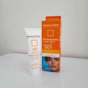 کرم ضدآفتاب بی‌رنگ دست صورت و بدن درماتیپیک SPF 50 مدل هیدرا محافظ UVA/UVB مناسب برای پوست خشک حجم ۵۰ میلی‌لیتر