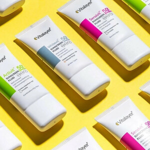 فلوئید ضد آفتاب بی‌رنگ ویتالیر، spf 50، مدل 0128، مناسب پوست های حساس با حجم 50 میلی‌لیتر، ضد حساسیت، محافظت‌کننده در برابر اشعه‌های UVA و UVB، دارای فرمولاسیون دی اکسید تیتانیوم و اکسید روی، با ماندگاری 2 ساعته