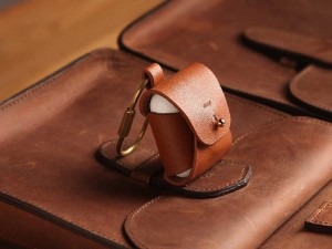 کاور چرمی ایرپاد الاگو مدل Airpods Genuine Leather Case EAPLE
