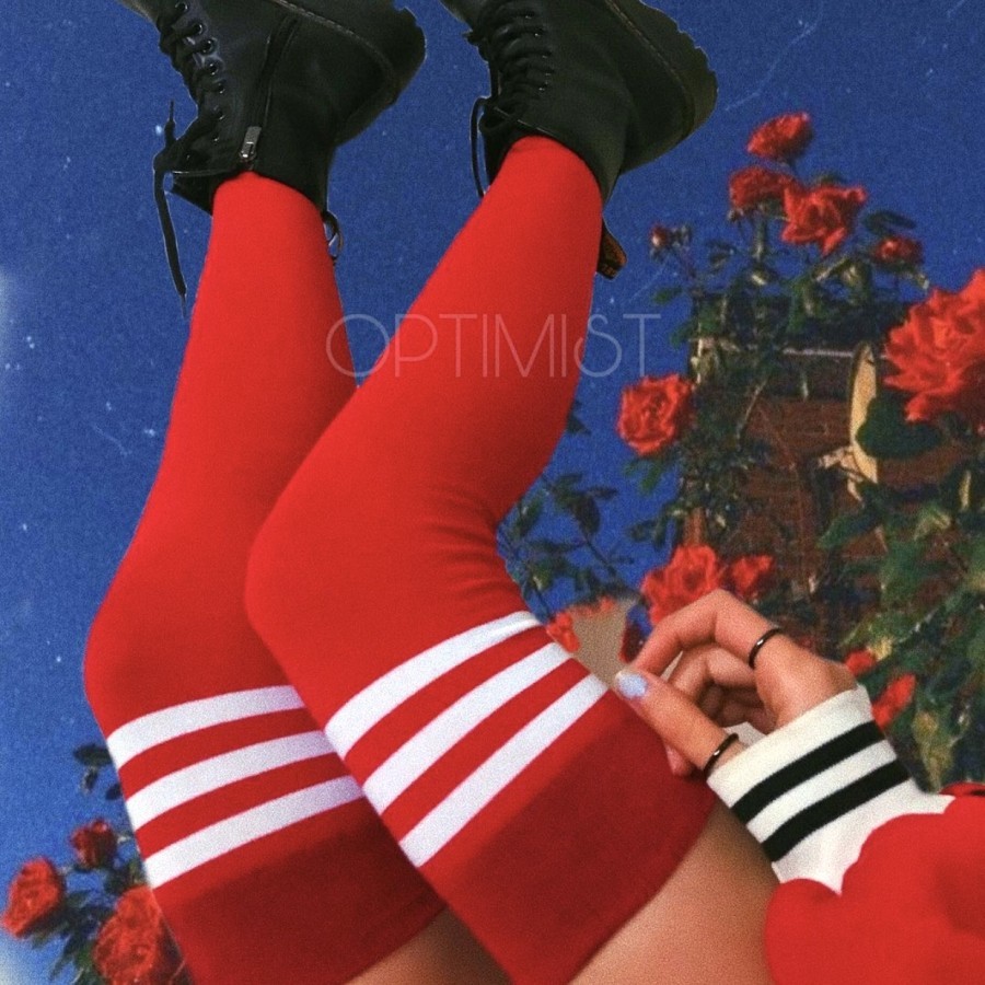 جوراب‌ بالای زانو‌ قرمز خط‌دار
