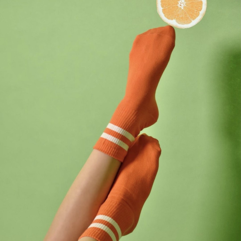 جوراب‌ نارنجی خط دار