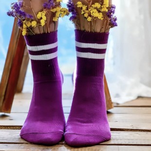 جوراب‌ بنفش خط دار