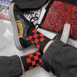 جوراب‌ شطرنجی مشکی و قرمز