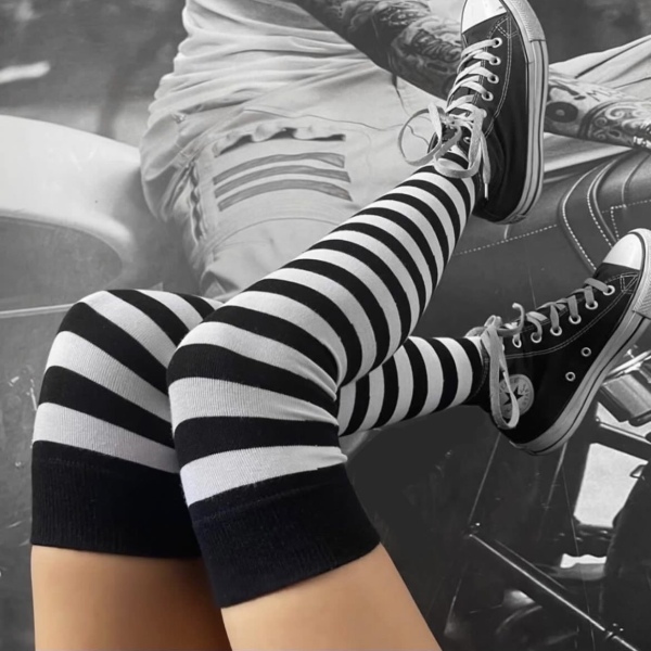 جوراب‌ بالای زانو‌ سفید و مشکی