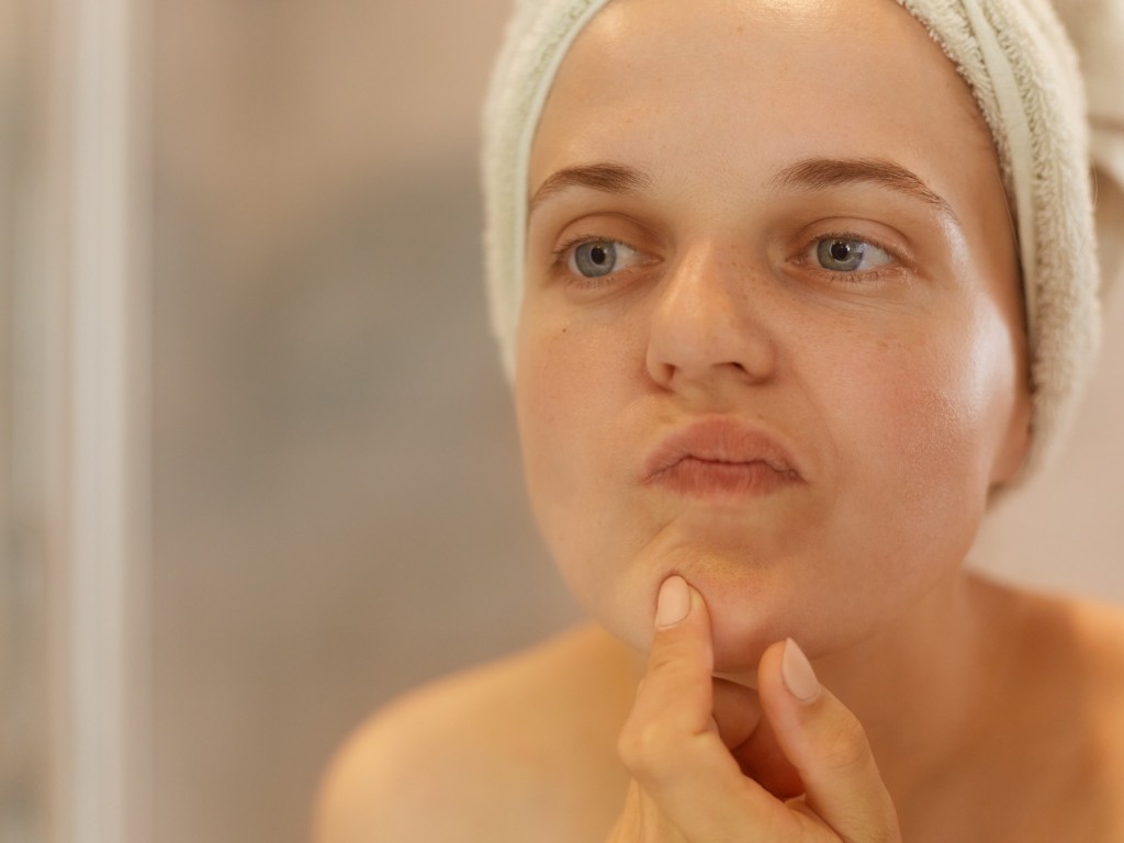 چرا پوست چرب من خشک و کم‌آب می‌شود؟ شناخت اشتباهات رایج در پاکسازی و آبرسانی