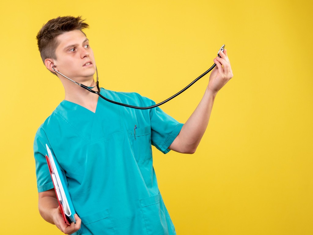 راهنمای انتخاب اولین گوشی پزشکی برای دانشجویان