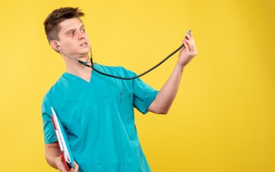 راهنمای انتخاب اولین گوشی پزشکی برای دانشجویان