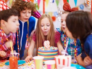 چرا جشن گرفتن تولد کودک مهم است؟
عزت نفس و هویت آنها را تقویت می کند.
روابط خانوادگی را تحکیم می کند.
به آنها در ایجاد روابط اجتماعی کمک می کند.
گذر زمان را به آنها آموزش می دهد.
آنها را خوشحال می کند.