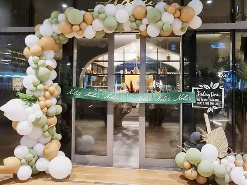 بادکنک‌آرایی برای افتتاح مغازه