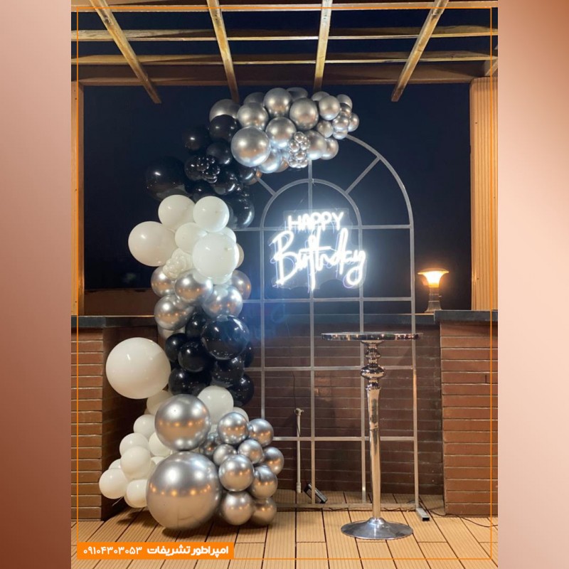 بادکنک آرایی مراسم تولد با تم بادکنک‌های سفید، نقره‌ای و مشکی و نئون