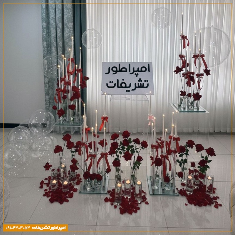 گل‌آرایی رز سرخ مصنوعی با شمع‌های سفید (تولد و یلدا)