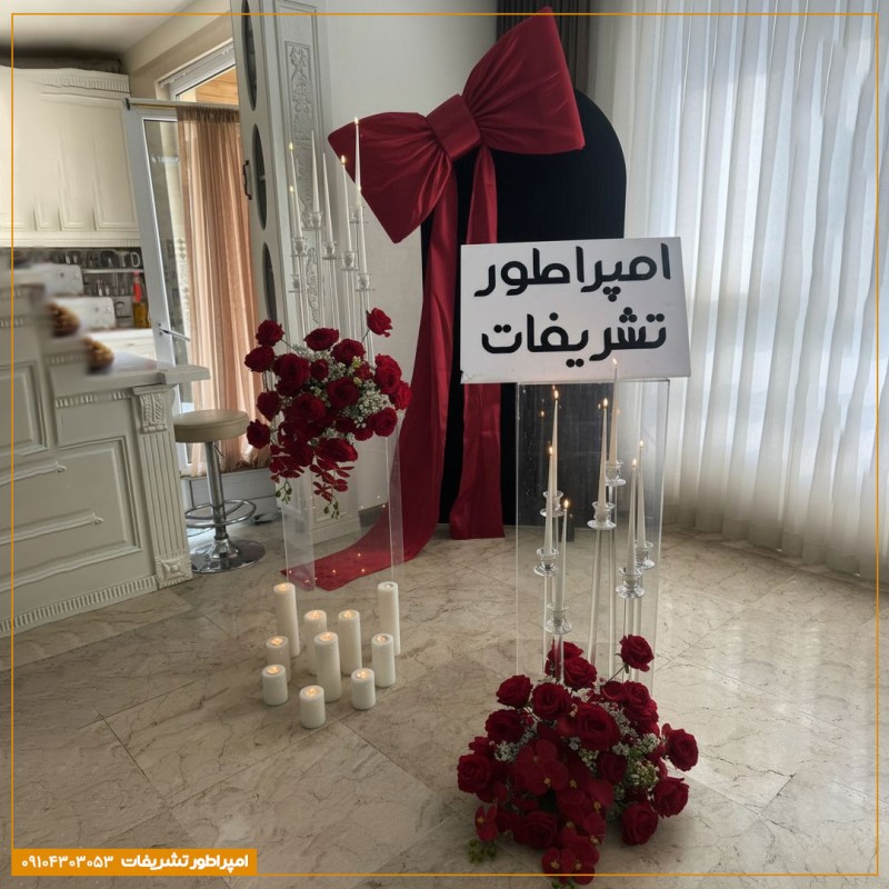 گل‌آرایی رز سرخ مصنوعی با شمع‌های بلند و کوتاه طرح پاپیون (تولد و یلدا)