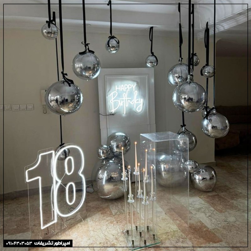 بادکنک آرایی اوربز نقره‌ای – دکور تولد لاکچری و مدرن