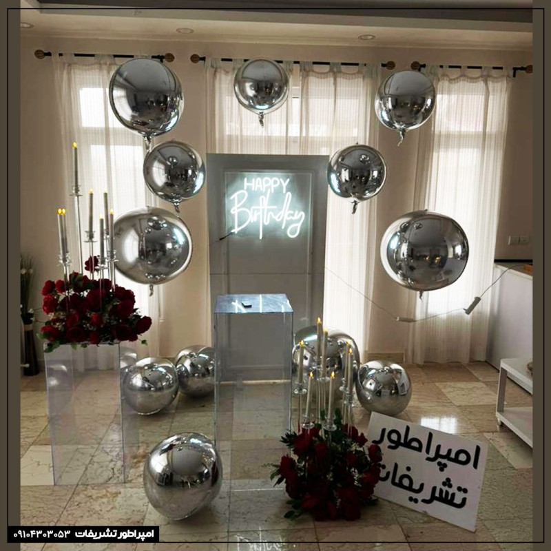 بادکنک آرایی اوربز نقره‌ای با گل مصنوعی رز قرمز، دکور تولد رمانتیک و لاکچری