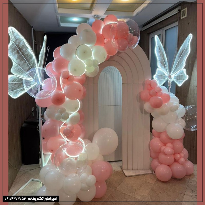 بادکنک آرایی سفید و صورتی برای روز مادر در محل شرکت