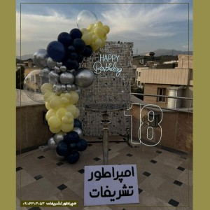 بادکنک‌آرایی پسرانه (مشکی-نقره‌ای-زرد) با بک‌گراند پولکی