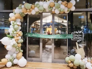 بادکنک‌آرایی برای افتتاح مغازه