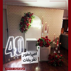 دکور تولد بزرگسال با گل‌آرایی و شمع‌آرایی سرخ