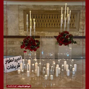 گل‌آرایی سرخ آتشین با شمع‌های سفیدِ خالص