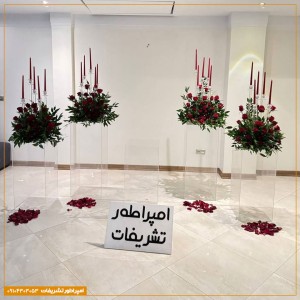 گل‌آرایی رز سرخ مصنوعی با شمع‌های سرخ (تولد و یلدا)