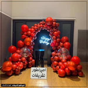 گل‌آرایی  و بادکنک آرایی تمام قرمز مناسب مراسم تولد و  شب یلدا