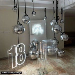 بادکنک آرایی اوربز نقره‌ای – دکور تولد لاکچری و مدرن