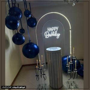 بادکنک آرایی اوربز سرمه‌ای – دکور تولد لاکچری و مدرن