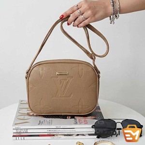 کیف پاسپورتی زنانه مدل LV درشت (وارداتی)