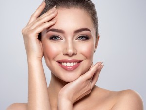 پوستی بی‌عیب، آرایشی ماندگار؛ راهنمای کامل آرایش صورت، چشم و لب