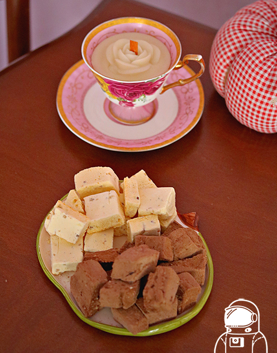 بستنی خشک خریده شده در ظرف زیبا