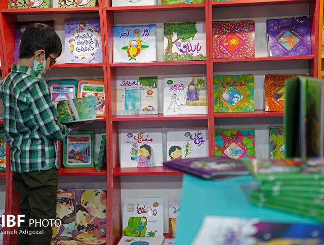 پیشنهاد منصوره مصطفی‌زاده، در نمایشگاه کتاب: خرید کتاب با خانواده؛ ماهی یک بار به جای سالی یک بار