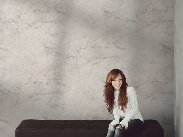 کاغذ دیواری طرح رگه‌دار / پتینه سفید کد ۱۱۰۰۸