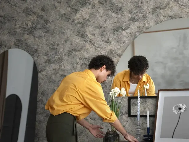 کاغذ دیواری طرح رگه‌دار / پتینه خاکستری کد ۱۱۰۱۳