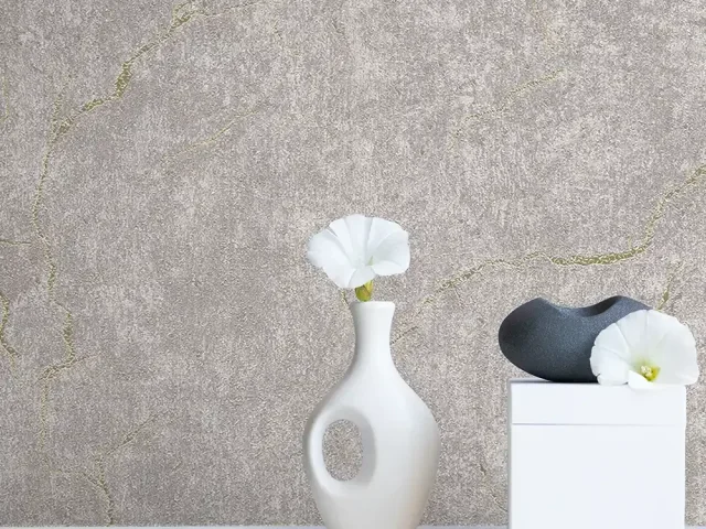 کاغذ دیواری طرح رگه‌دار نقره‌ای / طلایی کد ۱۱۰۸۵