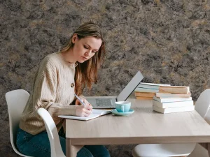 کاغذ دیواری طرح رگه‌دار خاکستری / طلایی کد ۱۱۰۰۱