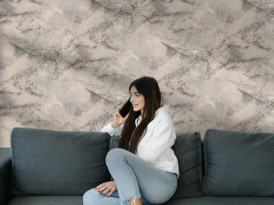 کاغذ دیواری طرح رگه‌دار / پتینه نقره‌ای کد ۱۱۰۱۲