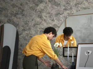 کاغذ دیواری طرح رگه‌دار / پتینه خاکستری کد ۱۱۰۱۳