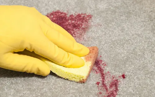 تمیز کردن لکه خون از روی فرش با آب اکسیژنه