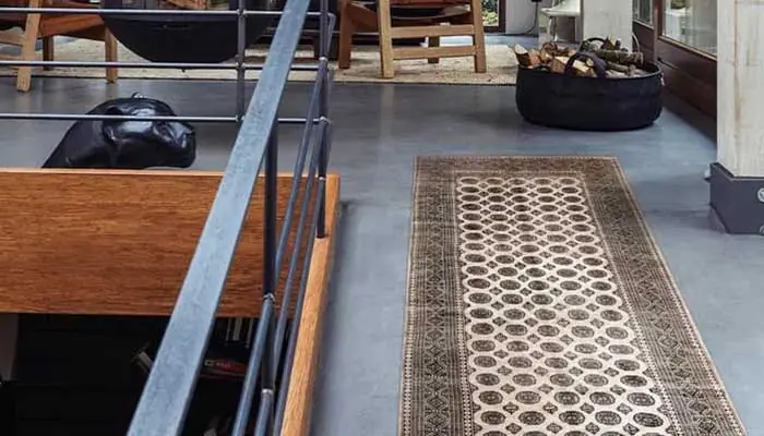 از فرش های سنتی برای زنده کردن فضای منفی استفاده کنید