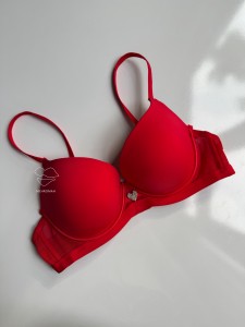 سوتین تک قرمز