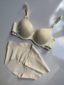 شورت و سوتین زنانه